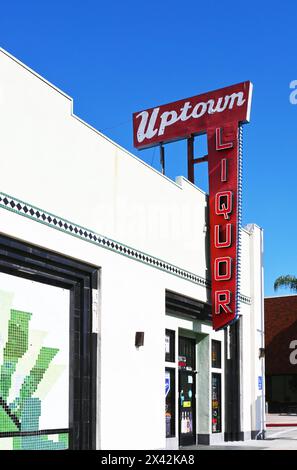 WHITTIER, CALIFORNIA - 28 aprile 2024: Negozio di liquori Uptown su Greenleaf Avenue. Foto Stock