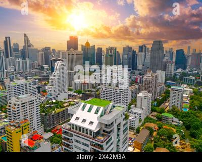 Vista aerea di un'area urbana con alti grattacieli residenziali e commerciali nell'area centrale durante il tramonto. Foto Stock