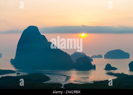 Baia di Phang Nga con foresta di mangrovie vista dal punto panoramico di Samet Nangshe verso il mare delle Andamane all'alba, quartiere di Takua Thung, Phang-nga, Thai Foto Stock