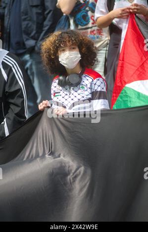 Parigi, Francia. 29 aprile 2024. Gli studenti gridano slogan mentre prendono parte ad una manifestazione a sostegno dei palestinesi presso l'Università della Sorbona a Parigi, in Francia, il 29 aprile 2024. Gli studenti si sono riuniti a mezzogiorno per esprimere il loro sostegno ai palestinesi di fronte all'edificio e all'interno dell'università, dove hanno allestito tende, a seguito dell'azione simile a Sciences po del 26 aprile 2024, giornata di blocchi e mobilitazione, segnata da tensioni. Foto di Karim Ait Adjedjou/ABACAPRESS. COM credito: Abaca Press/Alamy Live News Foto Stock