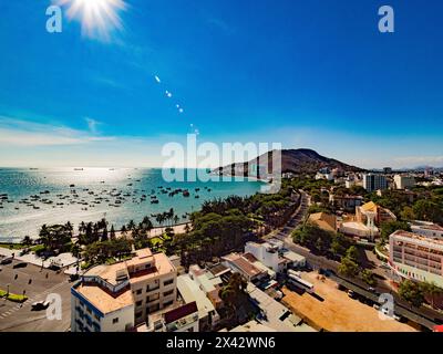 Vista aerea collina blu cielo alto sole barche da pesca paesi in via di sviluppo Vung Tau Vietnam Foto Stock