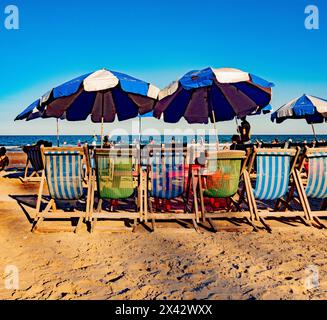 Persone e ombrellone pieghevole spiaggia spiaggia fine settimana vacanza Vung Tau Vietnam Foto Stock