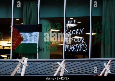 Circa 100-200 dimostranti hanno preso il controllo e bloccato la biblioteca della Portland State University il 29 aprile 2024, chiedendo che l'Università cedesse dagli impegni finanziari con Israele e con Boeing, che dona denaro e tirocini all'Università. (Foto di John Rudoff/Sipa USA) credito: SIPA USA/Alamy Live News Foto Stock
