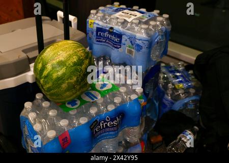 Un anguria, uno dei simboli di Gaza, si trova in cima a una pila di bottiglie d'acqua. Circa 100-200 dimostranti hanno preso il controllo e bloccato la biblioteca della Portland State University il 29 aprile 2024, chiedendo che l'Università cedesse dagli impegni finanziari con Israele e con Boeing, che dona denaro e tirocini all'Università. (Foto di John Rudoff/Sipa USA) credito: SIPA USA/Alamy Live News Foto Stock