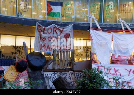 Circa 100-200 dimostranti hanno preso il controllo e bloccato la biblioteca della Portland State University il 29 aprile 2024, chiedendo che l'Università cedesse dagli impegni finanziari con Israele e con Boeing, che dona denaro e tirocini all'Università. (Foto di John Rudoff/Sipa USA) credito: SIPA USA/Alamy Live News Foto Stock