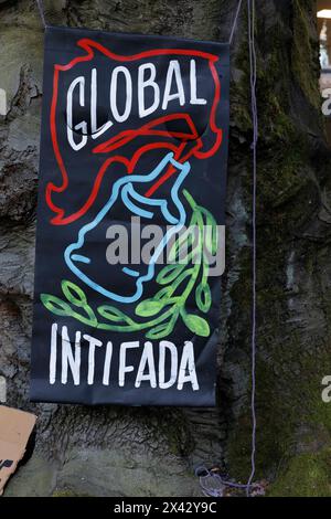 Circa 100-200 dimostranti hanno preso il controllo e bloccato la biblioteca della Portland State University il 29 aprile 2024, chiedendo che l'Università cedesse dagli impegni finanziari con Israele e con Boeing, che dona denaro e tirocini all'Università. (Foto di John Rudoff/Sipa USA) credito: SIPA USA/Alamy Live News Foto Stock