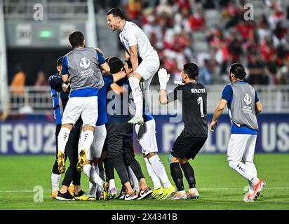 Doha, Qatar. 29 aprile 2024. I giocatori dell'Uzbekistan celebrano il punteggio ottenuto durante la semifinale tra Indonesia e Uzbekistan al torneo di calcio AFC U23 Asian Cup Qatar 2024 a Doha, Qatar, il 29 aprile 2024. Crediti: Nikku/Xinhua/Alamy Live News Foto Stock