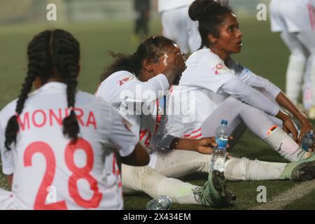 I giocatori del Dhaka Rangers FC sorseggiano dell'acqua durante una pausa rinfrescante per evitare il surriscaldamento durante la partita della UCB Women's Football League contro Siraj Sriti Sangsa Foto Stock