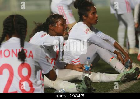 I giocatori del Dhaka Rangers FC sorseggiano dell'acqua durante una pausa rinfrescante per evitare il surriscaldamento durante la partita della UCB Women's Football League contro Siraj Sriti Sangsa Foto Stock