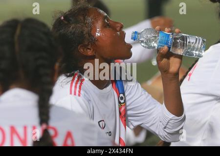 I giocatori del Dhaka Rangers FC sorseggiano dell'acqua durante una pausa rinfrescante per evitare il surriscaldamento durante la partita della UCB Women's Football League contro Siraj Sriti Sangsa Foto Stock