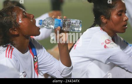 I giocatori del Dhaka Rangers FC sorseggiano dell'acqua durante una pausa rinfrescante per evitare il surriscaldamento durante la partita della UCB Women's Football League contro Siraj Sriti Sangsa Foto Stock