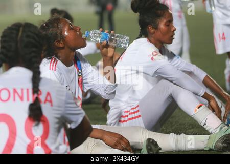 I giocatori del Dhaka Rangers FC sorseggiano dell'acqua durante una pausa rinfrescante per evitare il surriscaldamento durante la partita della UCB Women's Football League contro Siraj Sriti Sangsa Foto Stock