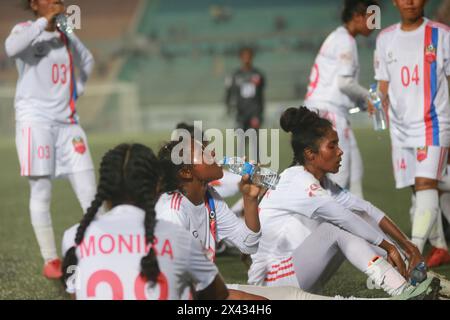 I giocatori del Dhaka Rangers FC sorseggiano dell'acqua durante una pausa rinfrescante per evitare il surriscaldamento durante la partita della UCB Women's Football League contro Siraj Sriti Sangsa Foto Stock