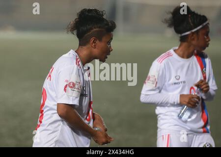 I giocatori del Dhaka Rangers FC sorseggiano dell'acqua durante una pausa rinfrescante per evitare il surriscaldamento durante la partita della UCB Women's Football League contro Siraj Sriti Sangsa Foto Stock