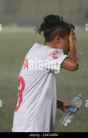 I giocatori del Dhaka Rangers FC sorseggiano dell'acqua durante una pausa rinfrescante per evitare il surriscaldamento durante la partita della UCB Women's Football League contro Siraj Sriti Sangsa Foto Stock