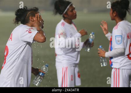 I giocatori del Dhaka Rangers FC sorseggiano dell'acqua durante una pausa rinfrescante per evitare il surriscaldamento durante la partita della UCB Women's Football League contro Siraj Sriti Sangsa Foto Stock