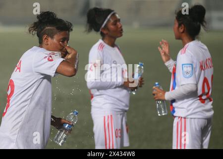 I giocatori del Dhaka Rangers FC sorseggiano dell'acqua durante una pausa rinfrescante per evitare il surriscaldamento durante la partita della UCB Women's Football League contro Siraj Sriti Sangsa Foto Stock