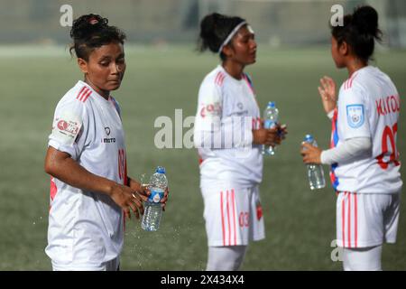 I giocatori del Dhaka Rangers FC sorseggiano dell'acqua durante una pausa rinfrescante per evitare il surriscaldamento durante la partita della UCB Women's Football League contro Siraj Sriti Sangsa Foto Stock