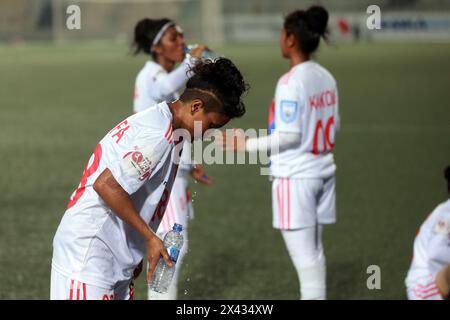 I giocatori del Dhaka Rangers FC sorseggiano dell'acqua durante una pausa rinfrescante per evitare il surriscaldamento durante la partita della UCB Women's Football League contro Siraj Sriti Sangsa Foto Stock