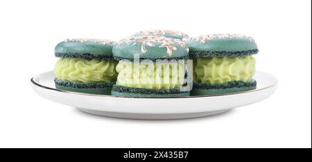 Macaron natalizi splendidamente decorati in piatto isolato su bianco Foto Stock