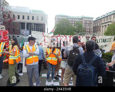 Low Plaza, Columbia University, 2970 Broadway, New York, NY 10027. 29 aprile 2024. Con la scadenza del termine per liberare il campo di squatter a Low Plaza, la Columbia University di New York ha iniziato a sfrattare con la forza ed espellere i manifestanti studenteschi pro-palestinesi e pro-israeliani non conformi dal suo campus di Manhattan. Crediti: ©Julia Mineeva/EGBN TV News/Alamy Live News Foto Stock