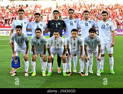 Doha, Qatar. 29 aprile 2024. I giocatori di partenza dell'Uzbekistan posero prima della semifinale tra Indonesia e Uzbekistan al torneo di calcio AFC U23 Asian Cup Qatar 2024 a Doha, Qatar, il 29 aprile 2024. Crediti: Nikku/Xinhua/Alamy Live News Foto Stock