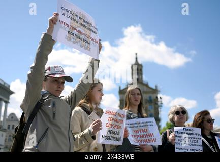 KIEV, UCRAINA - 27 APRILE 2024 - gli attivisti sono riuniti a Maidan Nezalezhnosti per il decimo Picket pacifico all-ucraino per sostenere i giusti massimi termini di servizio e l'immediata adozione di una legge sull'istituzione dei termini di servizio, Kiev, capitale dell'Ucraina. Foto Stock