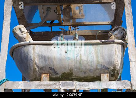 Dettaglio scultura sull'orologio ad acqua meccanico sul Southwold Pier, Suffolk, Regno Unito ad aprile Foto Stock