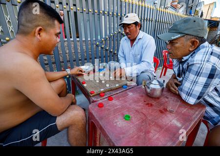 Gli uomini per le strade di Hanoi in Vietnam stanno giocando a scacchi Foto Stock