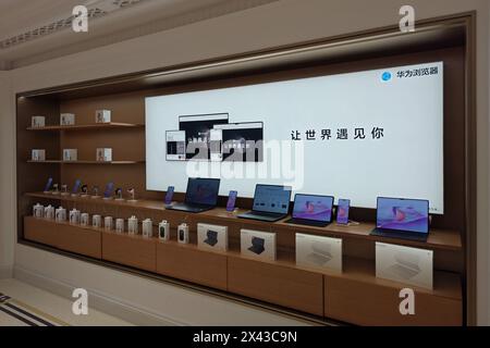 SHANGHAI, CINA - 30 APRILE 2024 - i clienti acquistano presso il nuovo flagship store Huawei, il più grande del mondo, a Shanghai, Cina, 30 aprile 2024. Foto Stock