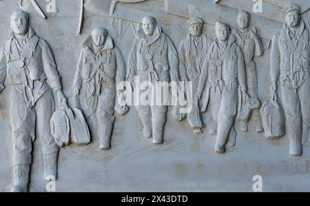 In piedi con Giants, International Bomber Command Centre, Lincoln, IBCC, sito arboreto, memoria nazionale, monumento a guglia, faro, monumento commemorativo, icona Foto Stock