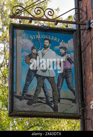 The Strugglers Inn, Lincoln City, pub, finestra anteriore, vecchie maniglie pompa birra, tende rete, commercio di passaggio, pub vero, birra reale, birreria all'aperto, birre in botte. Foto Stock