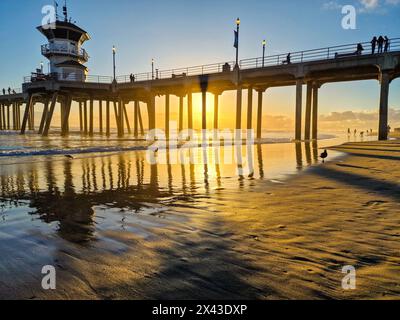 Il molo di Huntington Beach, California, al tramonto Foto Stock