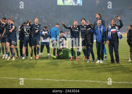 Firo: 26 aprile 2024, calcio, 1.League, Bundesliga, stagione 2023/2024, VfL Bochum 1848 - TSG Hoffenheim. 3:1 finale di giubilo la Ola Manuel Riemann sul terreno Foto Stock