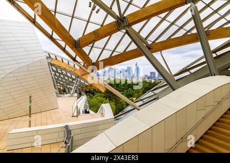 La Fondation Louis Vuitton, progettata dall'architetto Frank Gehry, è un museo d'arte e centro culturale francese sponsorizzato dal gruppo LVMH e dalla sua residenza Foto Stock