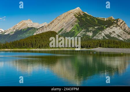 Canada, Alberta, Kananaskis Country. Lago Kananaskis e montagne superiori. Foto Stock