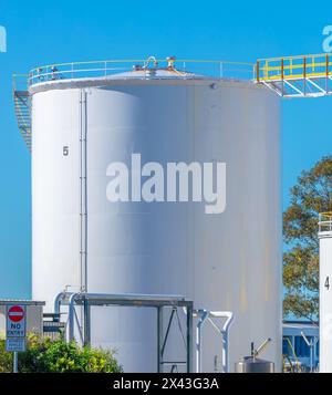 Un contenitore per lo stoccaggio di carburante per jet presso l'aeroporto di Sydney (Kingsford Smith) a Sydney, Australia. Foto Stock