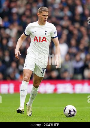 Micky van de Ven del Tottenham Hotspur durante la partita di Premier League allo stadio Tottenham Hotspur di Londra. Data foto: Domenica 28 aprile 2024. Foto Stock