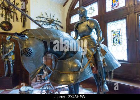 Romania, Carpazi, Prahova County, Sinaia. Castello di Peles, Castelul Peles. Castello neo-rinascimentale armatura d'epoca. Foto Stock