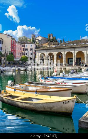 Il Porto Vecchio (porto vecchio) nella città italiana di Desenzano del Garda. In una posizione idilliaca sulla sponda meridionale del Lago di Garda, in Italia. Foto Stock