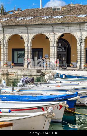 Il Porto Vecchio (porto vecchio) nella città italiana di Desenzano del Garda. In una posizione idilliaca sulla sponda meridionale del Lago di Garda, in Italia. Foto Stock