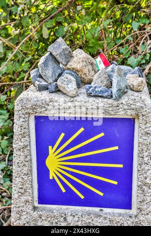 Spagna, Galizia. Uno dei tanti chilometri segnati lungo il cammino di Santiago Foto Stock