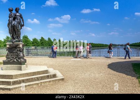 HAMPTON COURT, GRAN BRETAGNA - 18 MAGGIO 2014: Visitatori non identificati passeggiano lungo il Canal grande nel parco del palazzo. Foto Stock