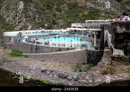 SAO JORGE, PORTOGALLO - 21 AGOSTO 2021: Persone non identificate si rilassano in un moderno complesso termale sulla costa atlantica. Foto Stock