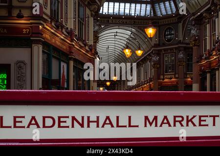 LONDRA, Regno Unito - 27 APRILE 2024: Cartello per il mercato di Leadenhall con luci di mercato sullo sfondo Foto Stock