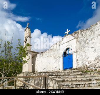 Esterno della chiesa greco-ortodossa di Santa Maria, o monastero di Panagia, Dhermi, Albania Foto Stock