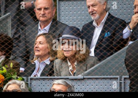 Madrid, Spagna. 29 aprile 2024. Elena de BorbÛn y Grecia, (C) infanta spagnola, primogenita del re Juan Carlos i e della regina Sofia, e sorella dell'attuale re di Spagna, Felipe vi visto durante la partita di tennis che ha affrontato lo spagnolo Rafael Nadal e l'argentino Pedro Cachin. Diverse personalità della società spagnola si sono riunite al box della Caja Magica di Madrid per assistere alla partita per l'ATP Master 100 di Madrid tra lo spagnolo Rafael Nadal e l'argentino Pedro Cachin. Credito: SOPA Images Limited/Alamy Live News Foto Stock