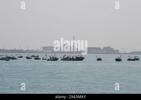 Bushehr, Iran. 29 aprile 2024. Navi del corpo delle guardie della Rivoluzione Islamica iraniana sono viste durante una cerimonia in occasione della giornata Nazionale del Golfo Persico nel Golfo Persico vicino a Bushehr, Iran, il 29 aprile 2024. La giornata Nazionale del Golfo Persico segna l'anniversario dell'espulsione delle forze militari portoghesi dallo stretto di Hormuz nel 1622. Crediti: Shadati/Xinhua/Alamy Live News Foto Stock