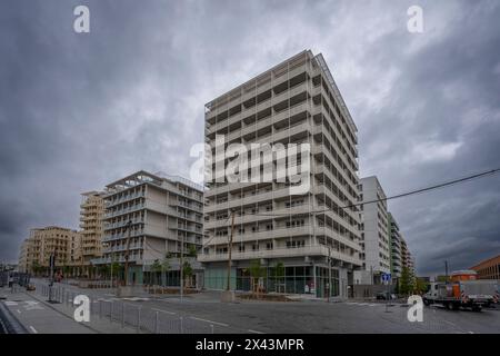 Parigi, Francia - 04 30 2024: Parigi 2024 nuova infrastruttura olimpica. Vista esterna degli edifici del Villaggio degli atleti a Saint-Denis Foto Stock