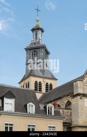 Campanile di una piccola chiesa chiamata Église Saint-Jacques de Reims a Reims, la città più popolosa del dipartimento francese della Marna Foto Stock